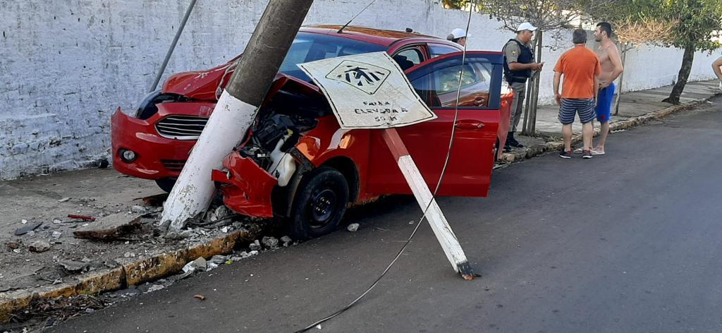 Mulher foge após colidir veículo contra poste em Santiago