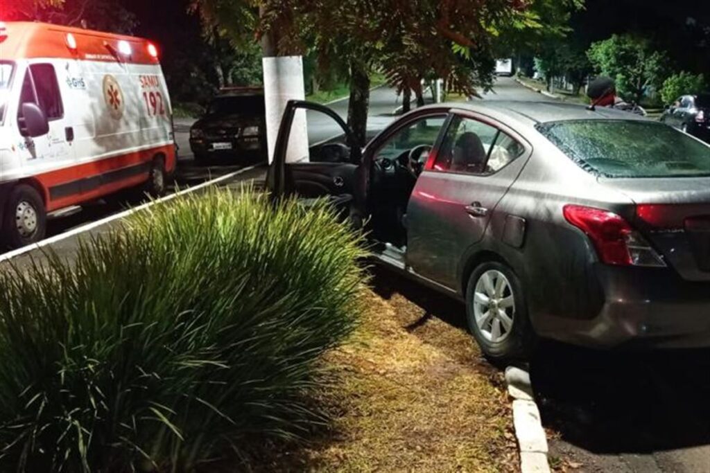 Motorista embriagada colide carro contra poste no centro de Santiago