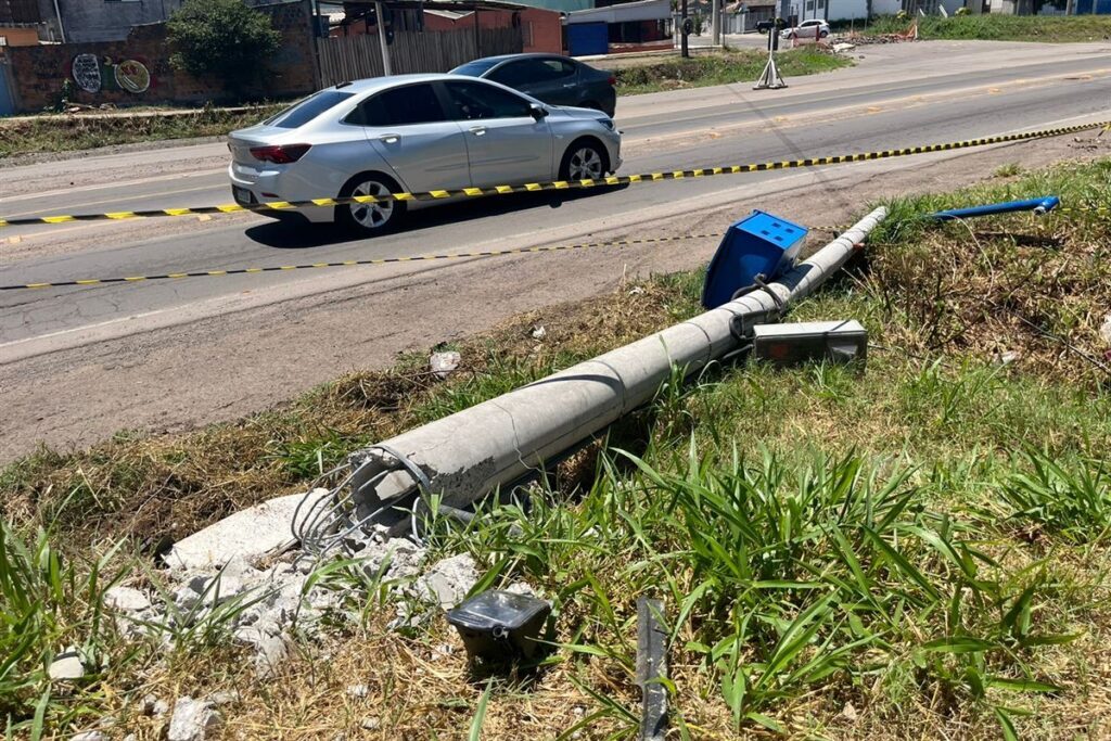 Ao cruzar por quebra-molas, motorista perde o controle e atinge poste na BR-158 em Santa Maria