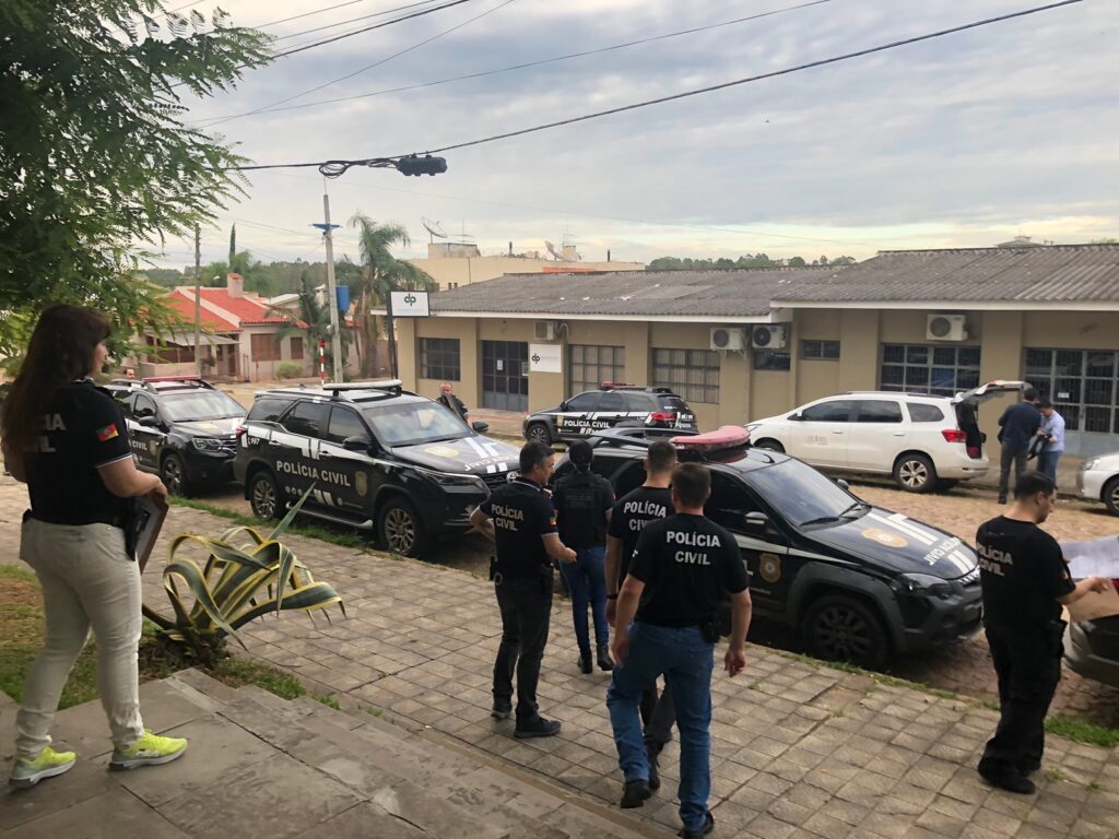 Agentes penitenciários presos por suspeita de entrega de celulares ostentavam carros e viagens ao exterior, diz delegada de São Sepé