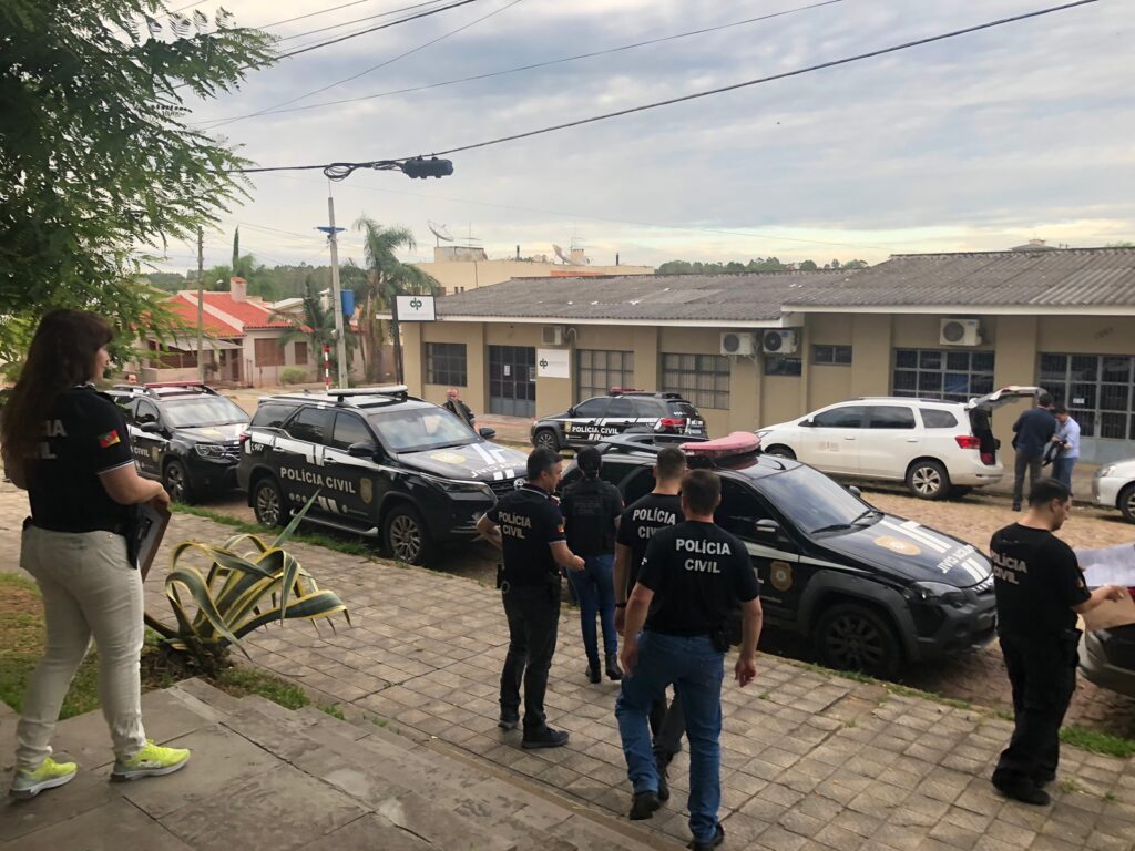 Agentes penitenciários são presos por suspeita de facilitarem a entrega de celulares para detentos em potes de doce de figo e abóbora em São Sepé