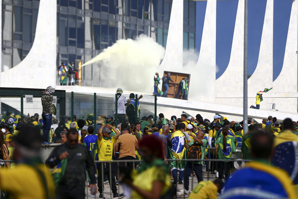 Moraes mantém 140 presos por atos terroristas em Brasília e libera outros 60 com tornozeleira