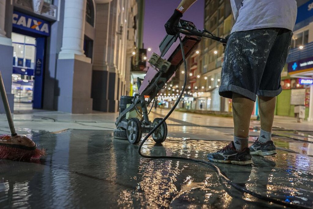 Obra do Calçadão Salvador Isaia passa por etapa de lixamento do piso para aumentar a porosidade