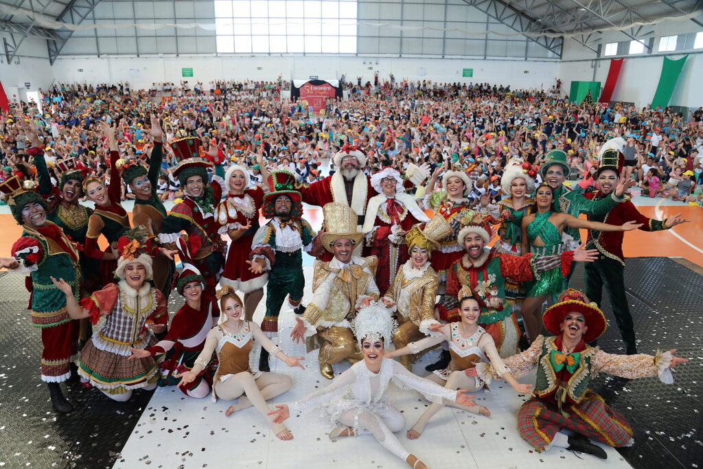 Magia de Natal encanta as crianças da Fundação Antonio Meneghetti