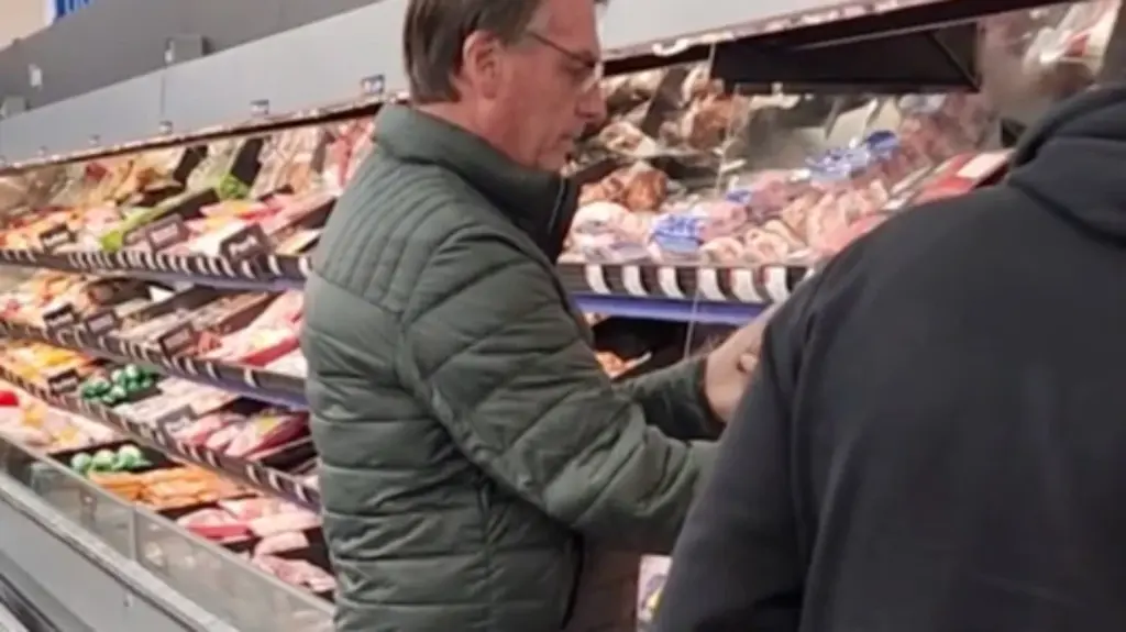 Ex-presidente Bolsonaro é visto em supermercado