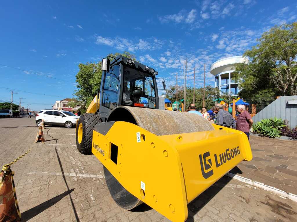 São Pedro do Sul recebe novo rolo compactador para manutenção de estradas do interior