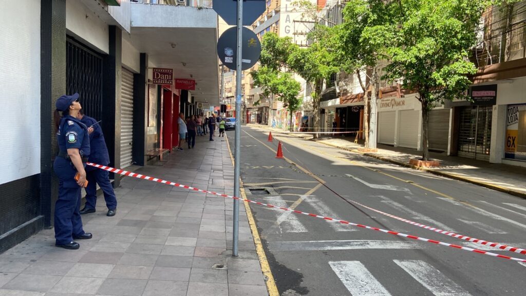 Após queda de marquise, prefeitura mantém bloqueio na Rua Alberto Pasqualini