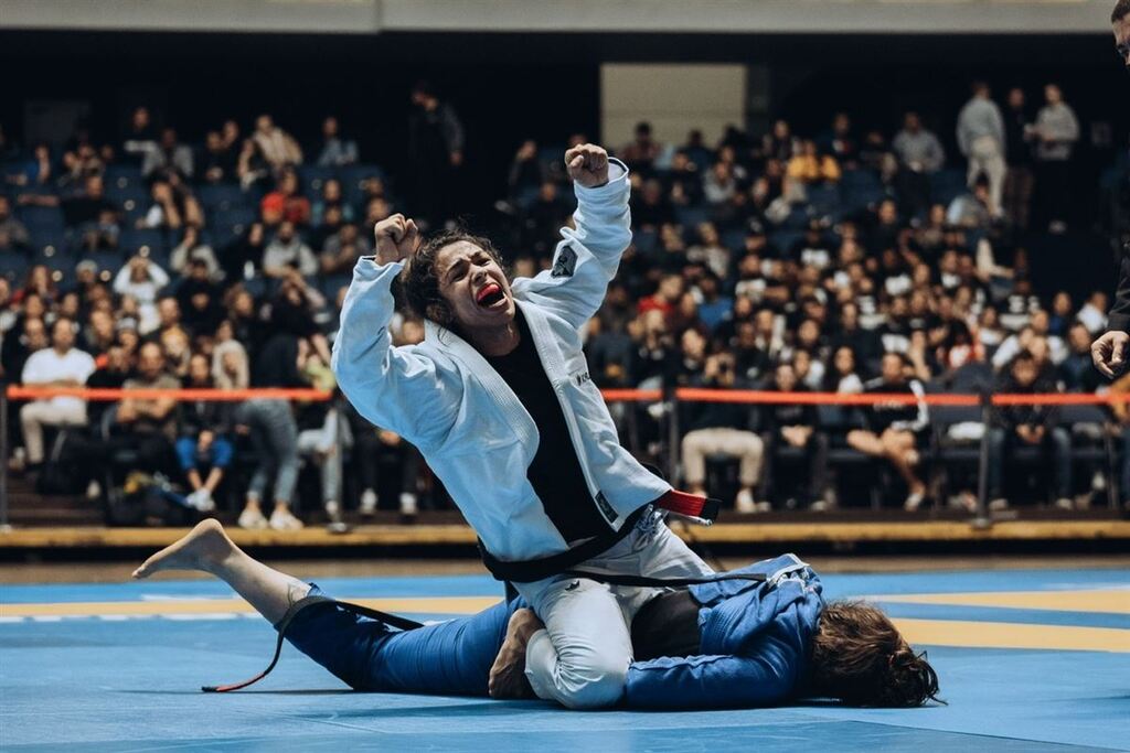 Campeã mundial de jiu-jitsu ministra seminário em Santa Maria