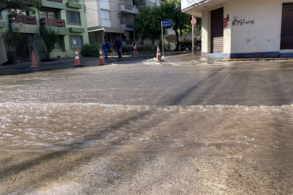 Em meio à estiagem, casos de vazamento de água em Santa Maria preocupam comunidade