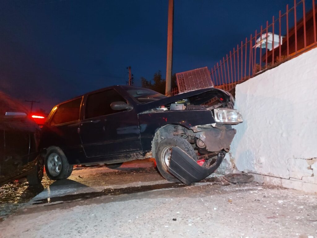 Enquanto família tomava mate, carro desgovernado bate em muro e quebra garrafa térmica em Santa Maria