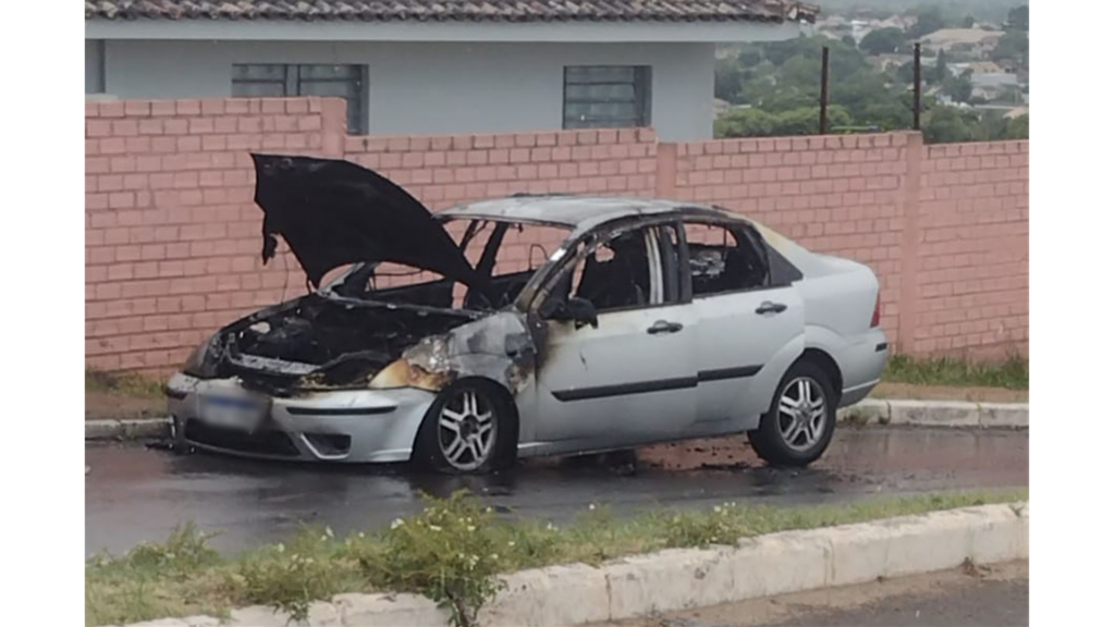 Carro é consumido pelo fogo em avenida de Santa Maria