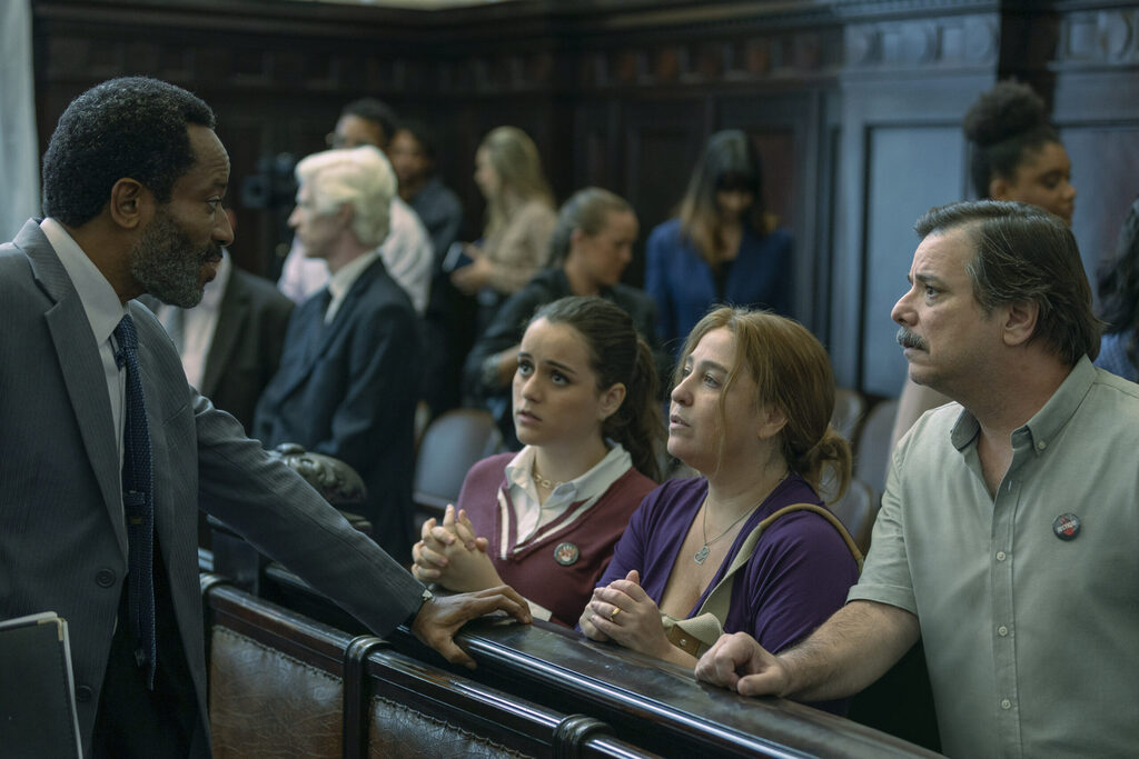 Guilherme Leporace/Netflix - TODO DIA A MESMA NOITE. (L to R) FLAVIO BAURAQUI as BRUNO, MAFE MEDEIROS as JULIANA, DEBORA LANM as SIL, THELMO FERNANDES as PEDRO in TODO DIA A MESMA NOITE. Cr. Guilherme Leporace/Netflix © 2023