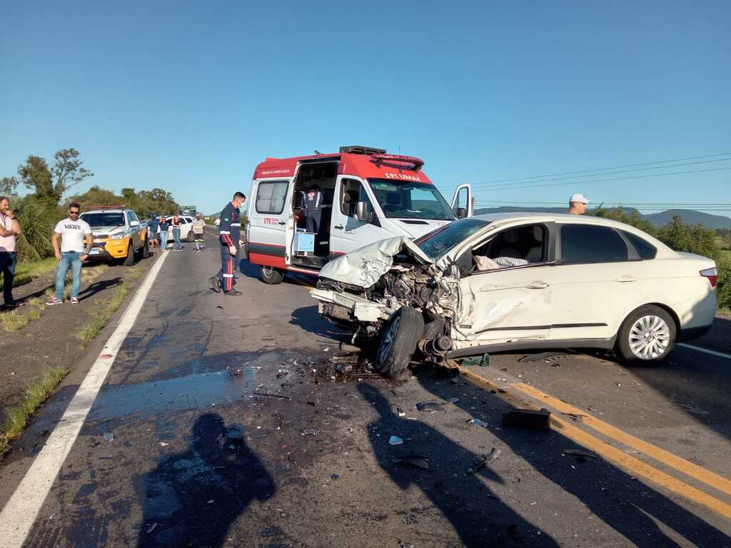 Acidente envolvendo carro da Secretaria de Saúde de Santiago e outros quatro veículos deixa feridos na RSC-287