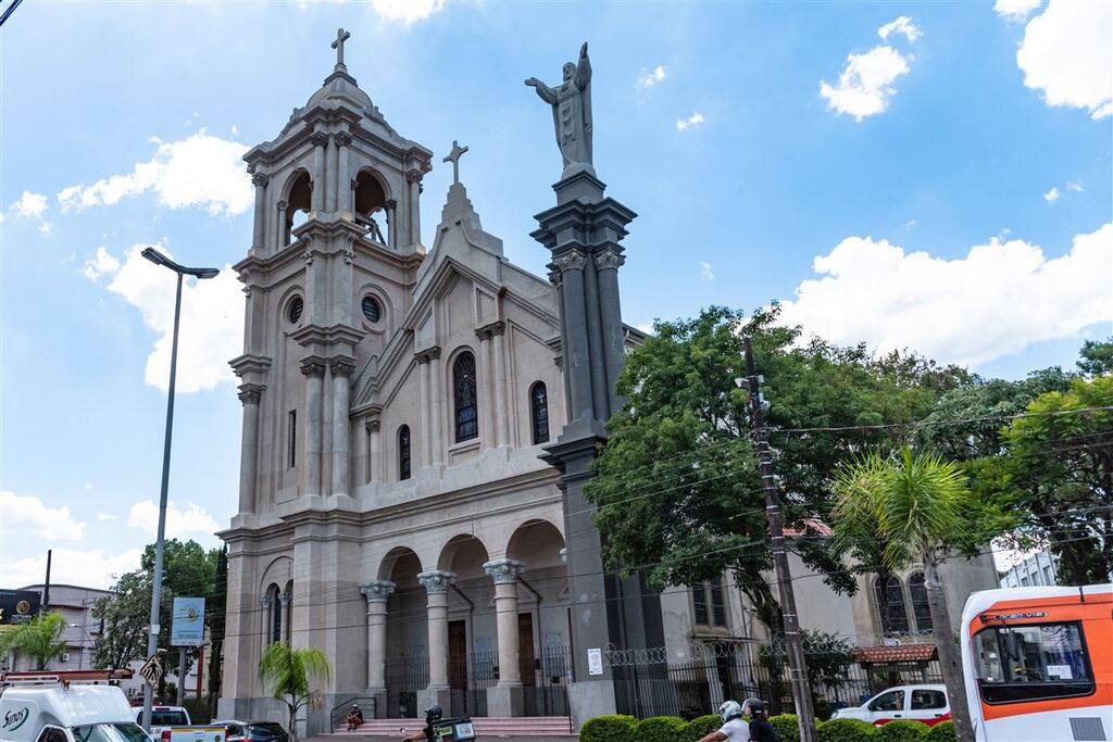 Ladrões furtam cálice e vinho enquanto padre dormia em igreja de Santa Maria