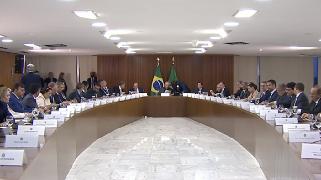 ‘Não vamos permitir que a democracia escape das nossas mãos’, afirma Lula em reunião com governadores