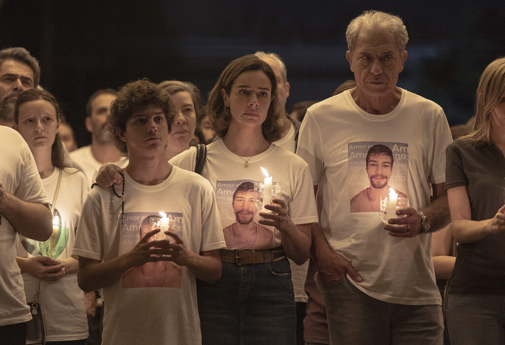 Guilherme Leporace/Netflix - TODO DIA A MESMA NOITE. (L to R) PEDRO SOL as LUIS, RAQUEL KARRO as LIVIA, PAULO GORGULHO as RICARDO in TODO DIA A MESMA NOITE. Cr. Guilherme Leporace/Netflix © 2023