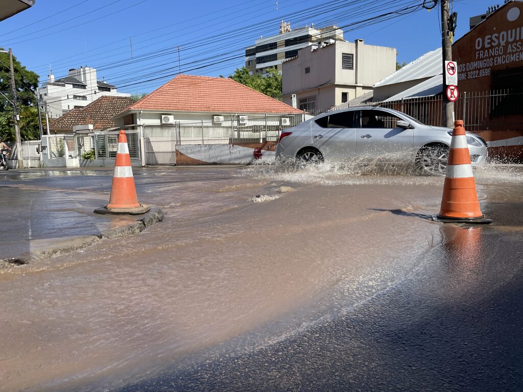 Cruzamento entre as ruas Benjamin Constant e Venâncio Aires é bloqueado devido a vazamento de água