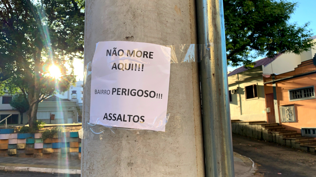 “Não more aqui”: cartazes de alerta para perigo de assaltos no Bairro Rosário surpreendem moradores