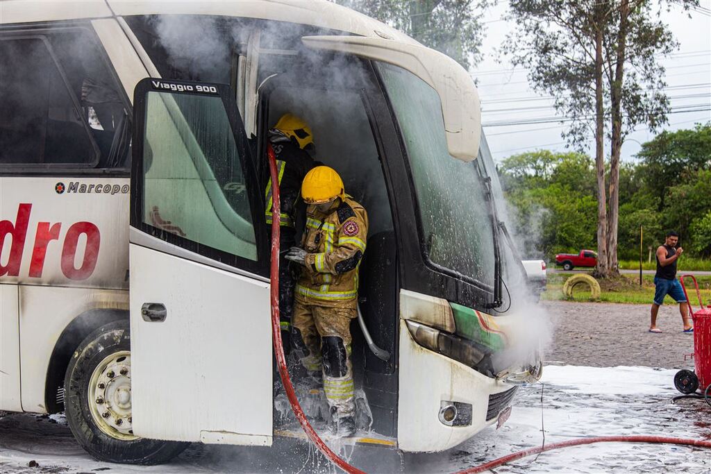 Ônibus da Expresso São Pedro incendeia dentro de posto de combustível na RSC-287