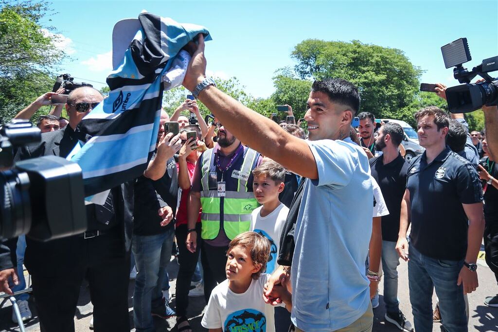 Luis Suárez chega em Porto Alegre e será apresentado nesta quarta