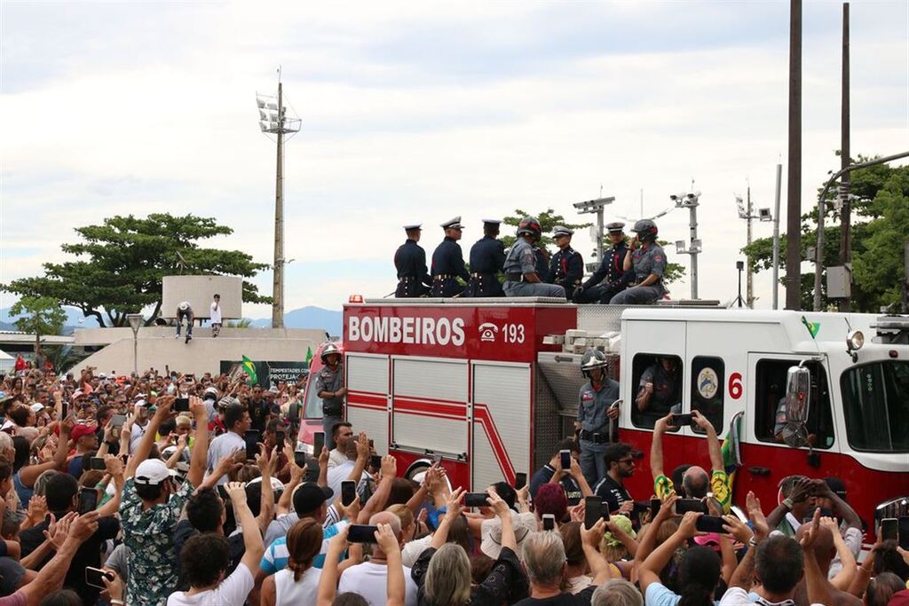 Corpo de Pelé é sepultado após cortejo pelas ruas de Santos