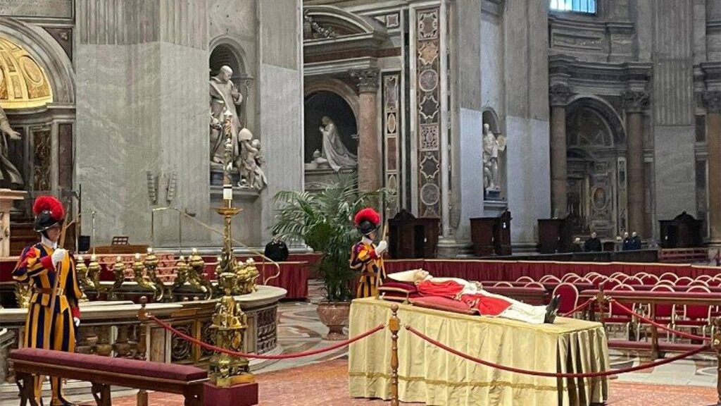 Fiéis se despedem de Bento 16 na Basílica de São Pedro