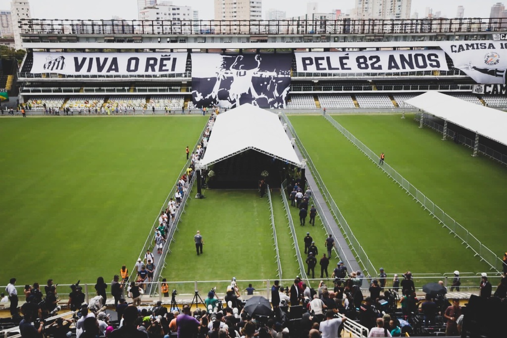 Corpo do Rei Pelé começa a ser velado na Vila Belmiro