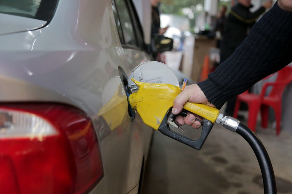 Volta de tributos federais sobre combustíveis deve elevar preço da gasolina em R$ 0,69 por litro