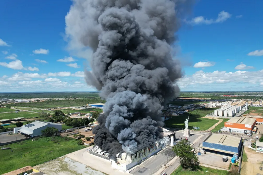 Incêndio de grandes proporções destrói loja da Havan em Vitória da Conquista, na Bahia