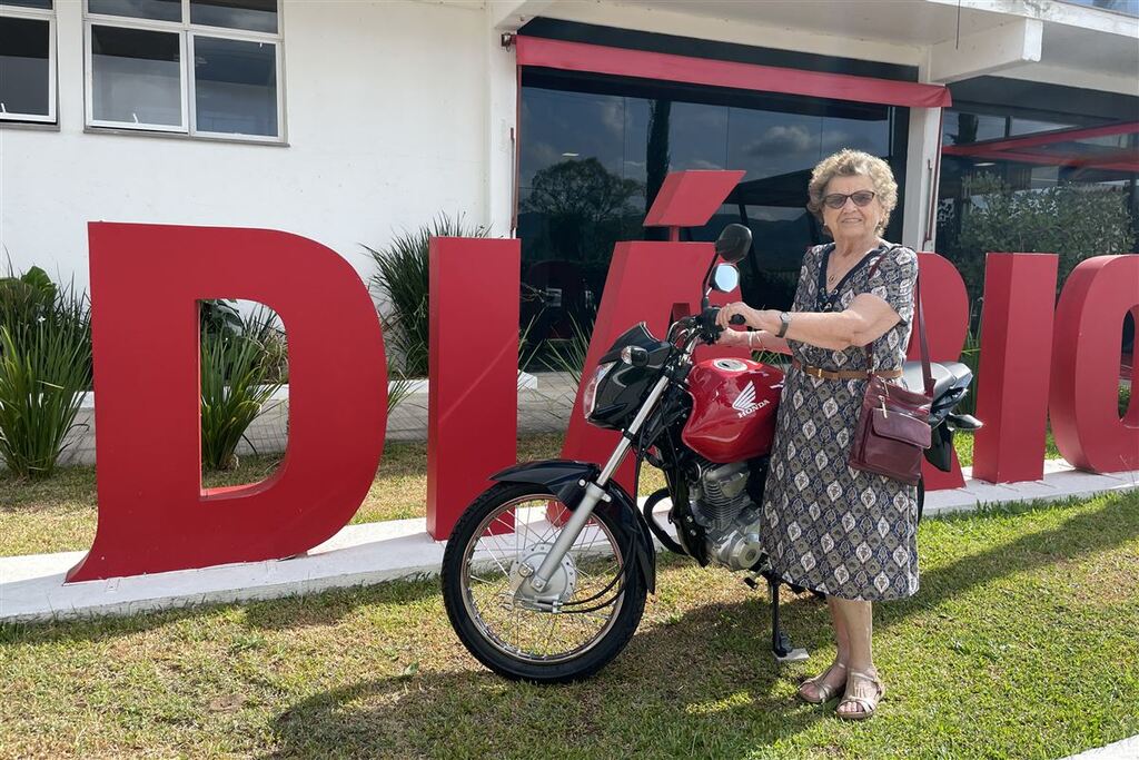 Conheça a vencedora da “Promoção Moto 0 km”, organizada pelo Grupo Diário