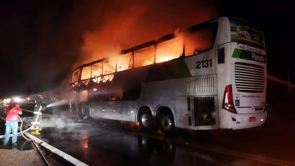 Ônibus que vinha para Santa Maria pega fogo na RSC-287; acidente deixa um morto e um ferido