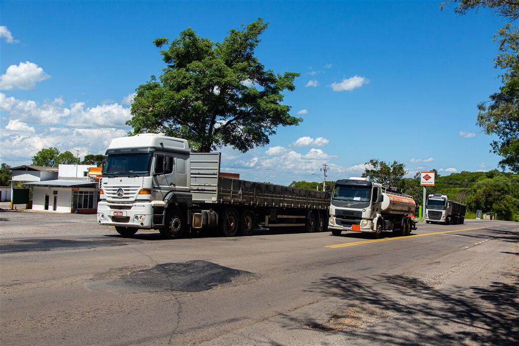 Subida da Serra tem buracos e falta de  sinalização. Sem previsão de obra