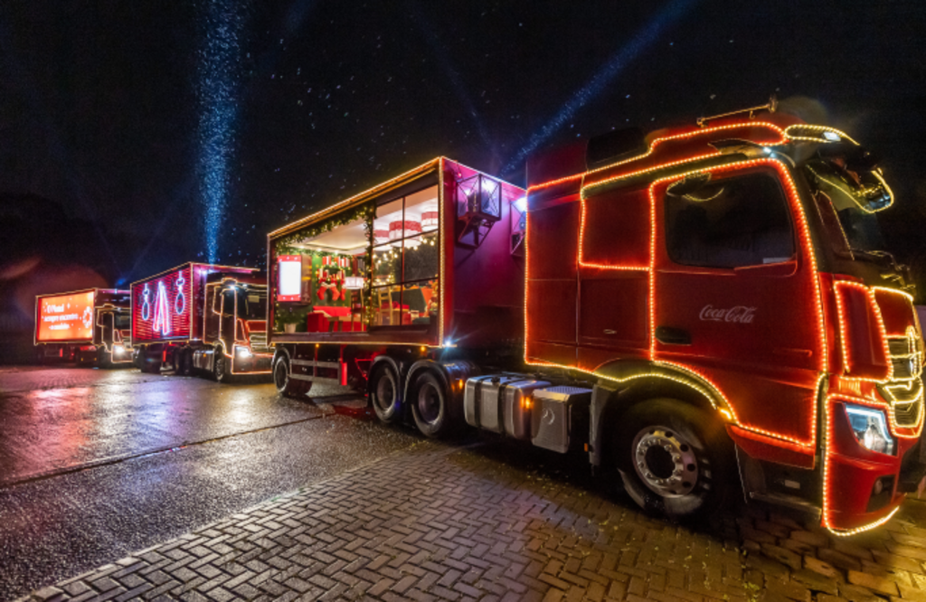 Caravana da Coca Cola passa pelas ruas de Santa Maria nesta quinta