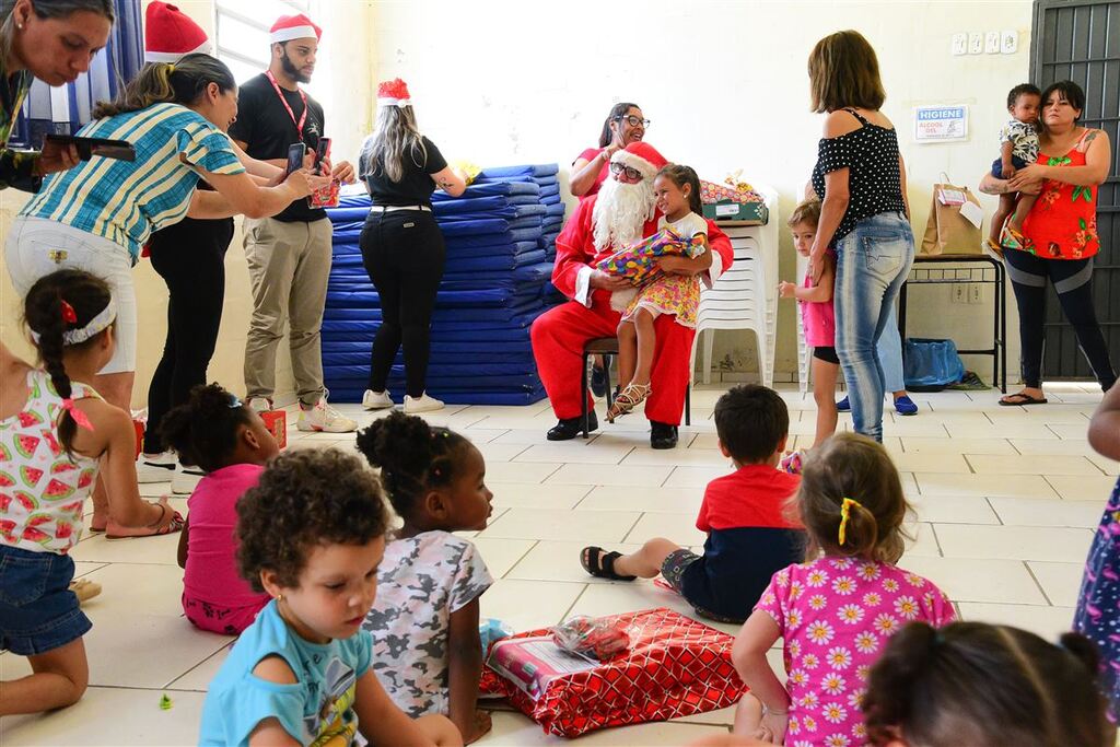 O clima natalino já chegou no Centro Educacional Meimei com a entrega dos presentes