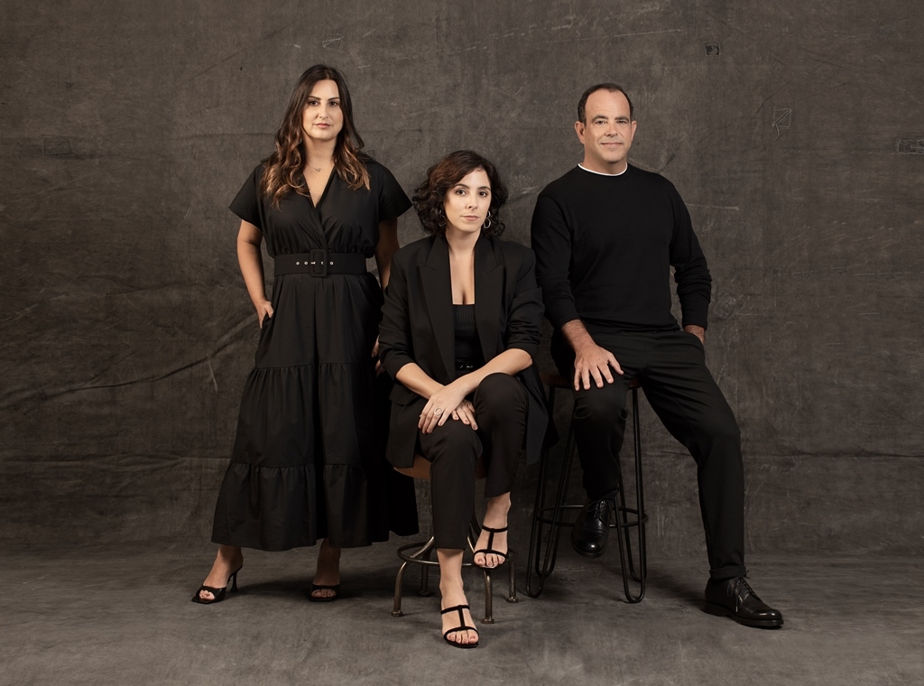 Jorge Bispo/NETFLIX - TODO DIA A MESMA NOITE. (L to R) DANIELA ARBEX (Author), JULIA REZENDE (Director), GUSTAVO LIPSZTEIN (Screenwriter) in TODO DIA A MESMA NOITE. Cr. Courtesy of Netflix © 2022