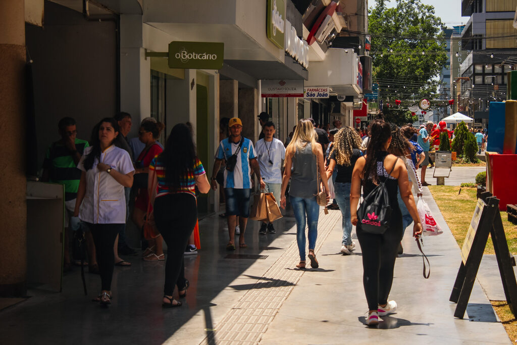 A uma semana do Natal, santa-marienses movimentam o comércio em busca de presentes