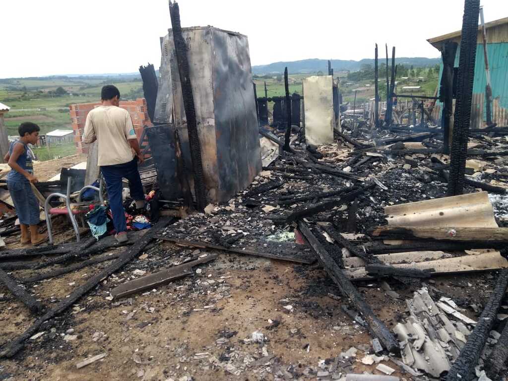 Após casa ser consumida por incêndio, ação solidária ajuda família a reconstruir o lar