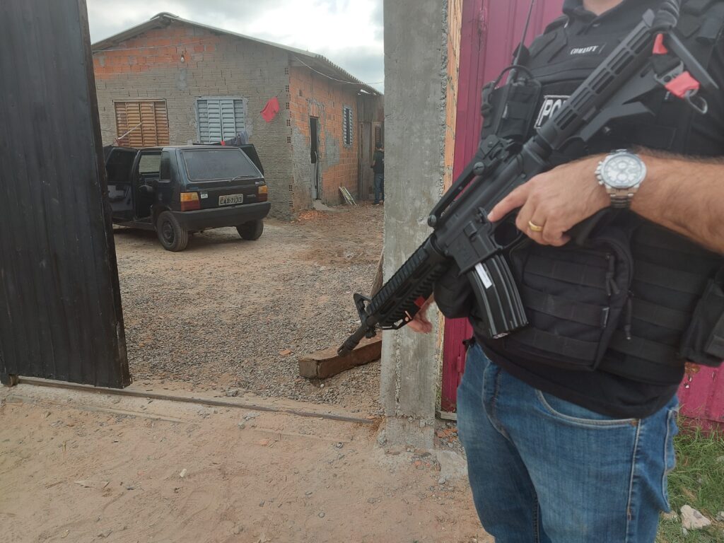 Operação contra homicídios prende três suspeitos e apreende armas em Santa Maria