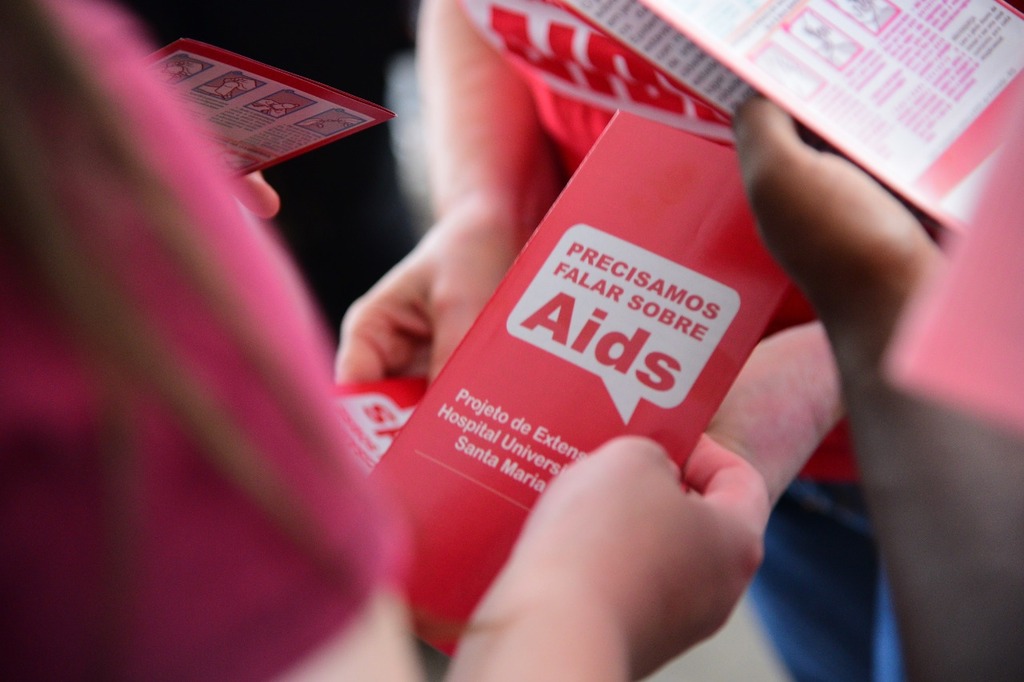 Última ação da campanha Dezembro Vermelho busca conscientizar população jovem em Santa Maria