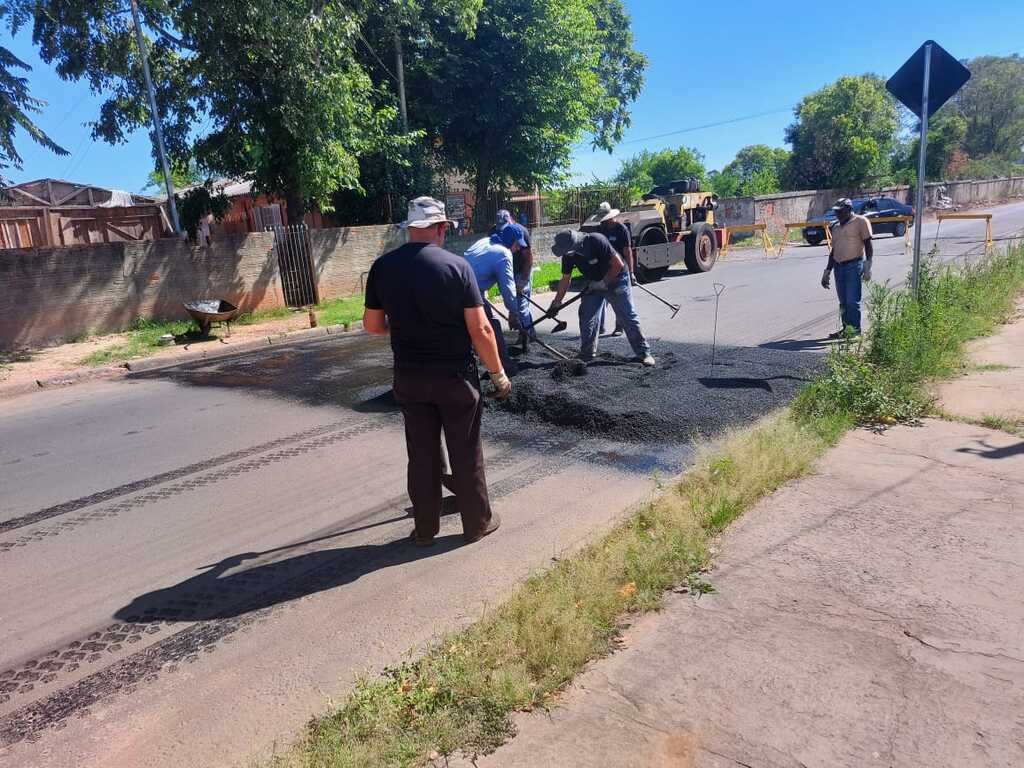 Após morte de idoso, quebra-molas são instalados na Rua Zeferino Rodrigues Corrêa, na Vila Arco-irís