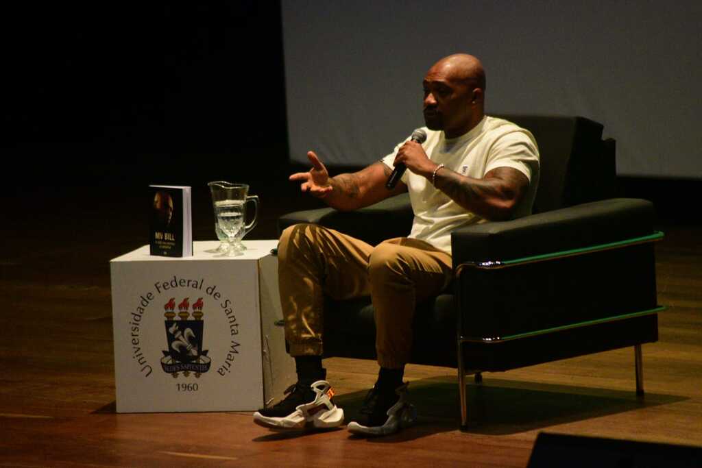 Palestra com rapper MV Bill reúne centenas de alunos da rede municipal de educação