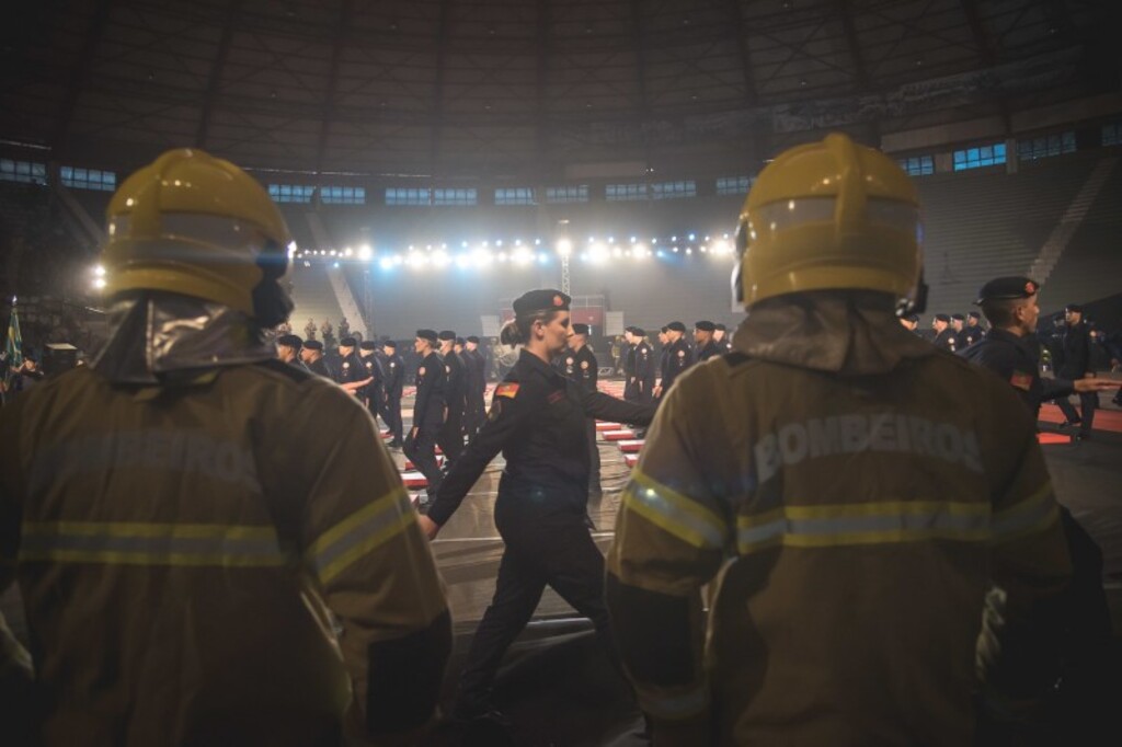 Bombeiros recebem cinco caminhões e formam 116 novos soldados