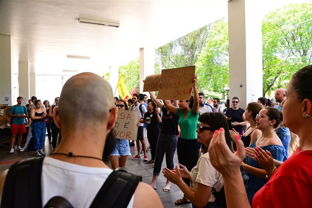 Alunos da UFSM protestam no RU contra falta de pagamento das bolsas Capes