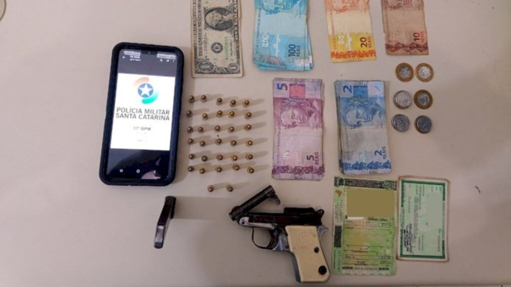 Homem é preso por porte ilegal de arma de fogo em Joinville