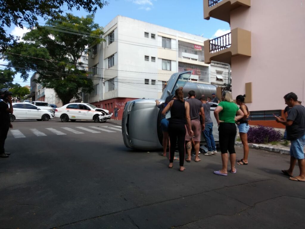 Carro tomba após acidente em esquina na região central de Santa Maria