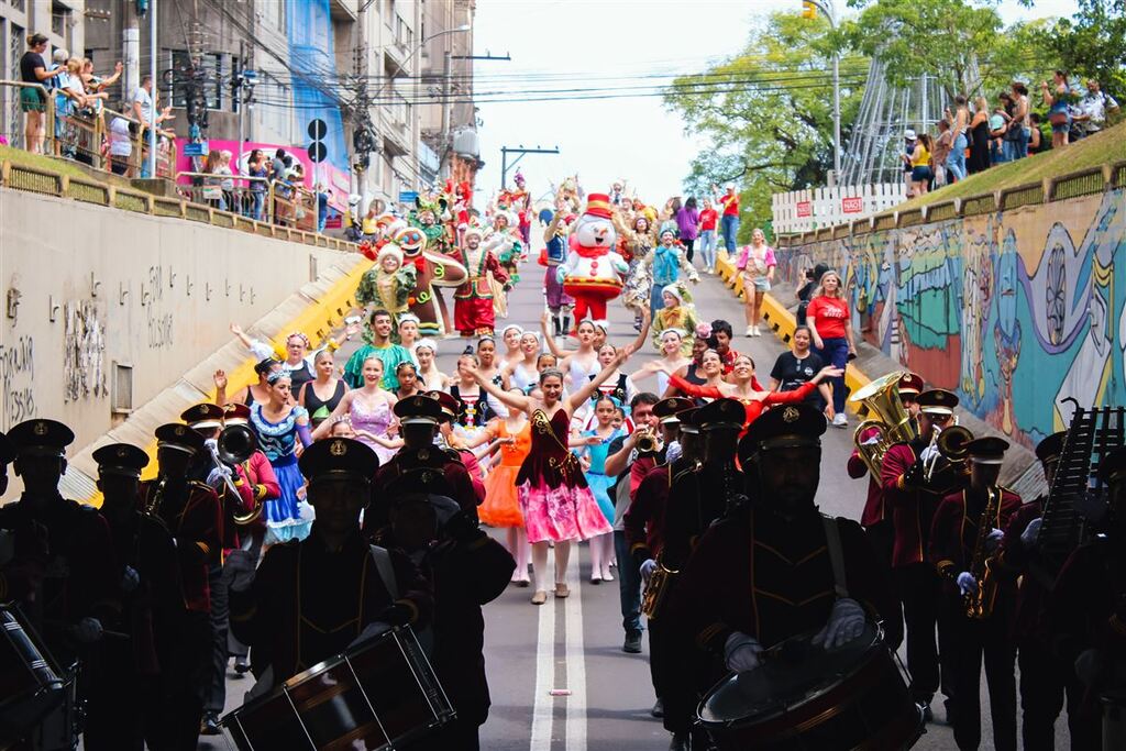 Parada de Natal leva alegria à rua do Acampamento