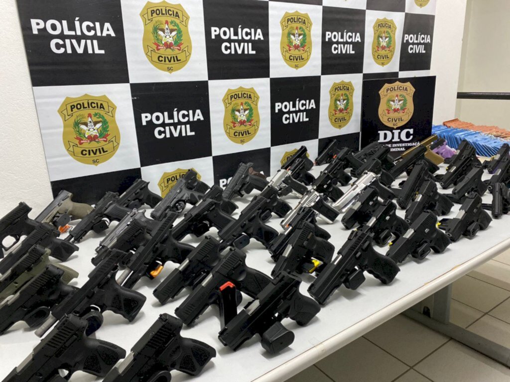 Polícia recupera mais de 100 armas e 3 mil munições furtadas de loja em Joinville