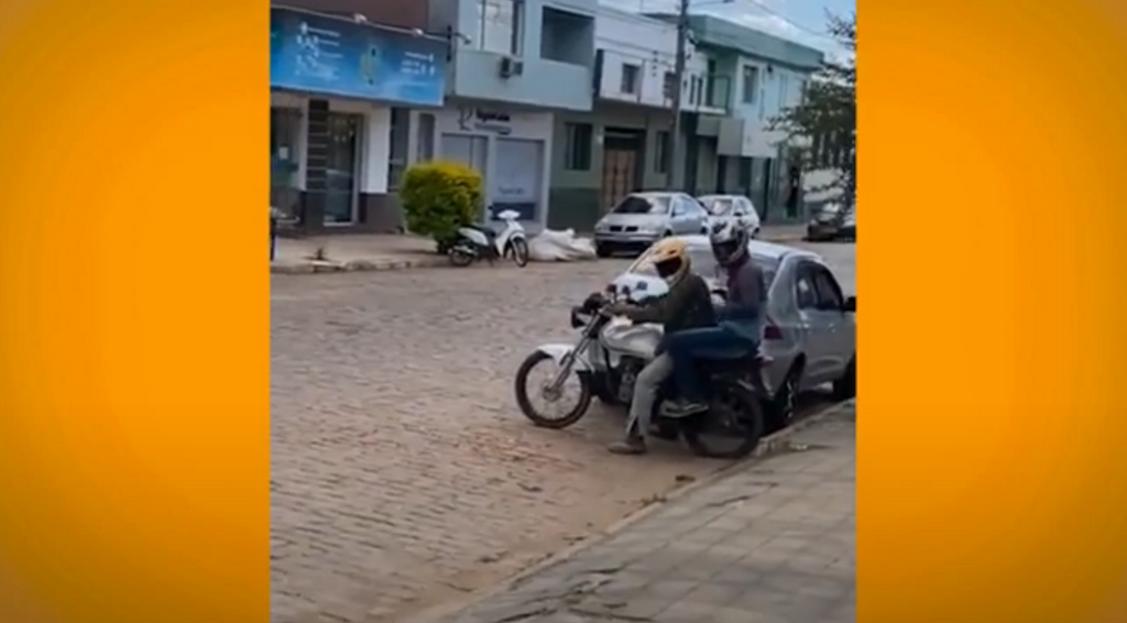 Após assaltar loja de eletrônicos, dupla tenta fugir mas motocicleta falha em São Sepé; assista