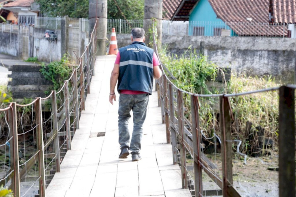 Ponte pênsil no bairro Comasa é interditada para a segurança da população