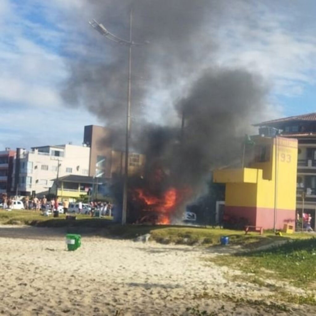 SFS: Incendio em quiosque na Enseada mobiliza bombeiros